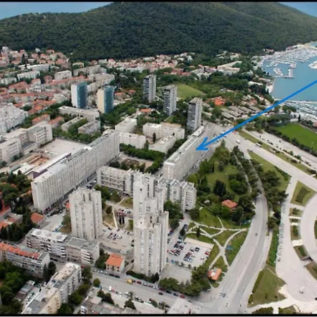 Lägenhet New Sunny With Balcony, Center