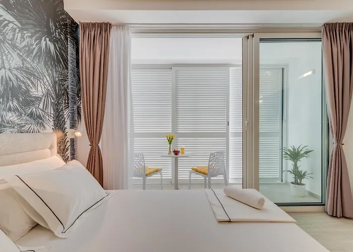 New Sunny With Balcony, Center *