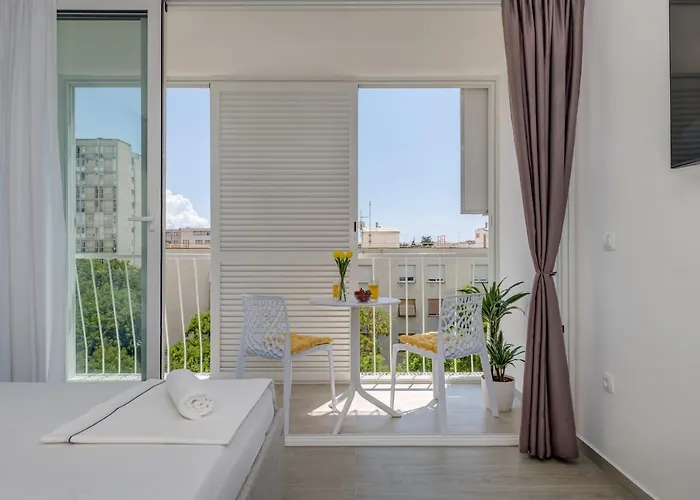 Lägenhet New Sunny With Balcony, Center