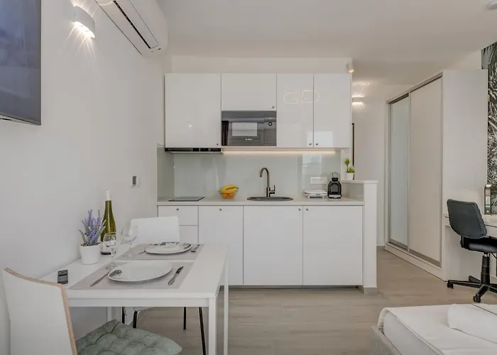 New Sunny With Balcony, Center Lägenhet