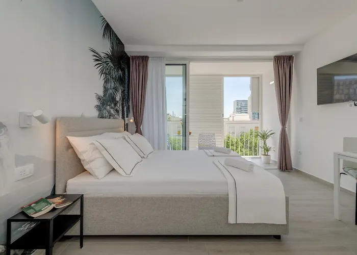 New Sunny With Balcony, Center Split