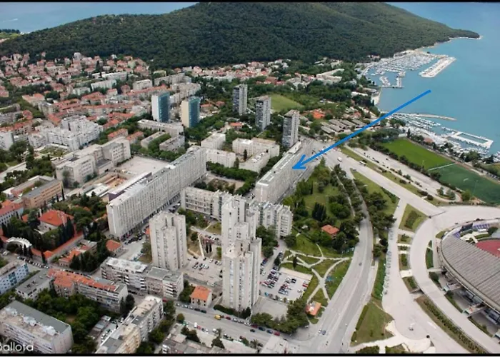 Lägenhet New Sunny With Balcony, Center